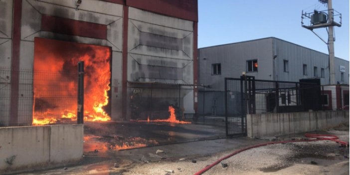 İzmir'de kozmetik fabrikasında yangın çıktı. Yangına ekipler müdahale ediyor