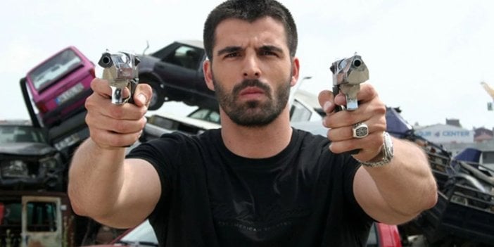 Eski oyuncu Mehmet Akif Alakurt skandal bir paylaşıma imza attı. Geçmişte de Türk kadınlarına hakaret etmişti