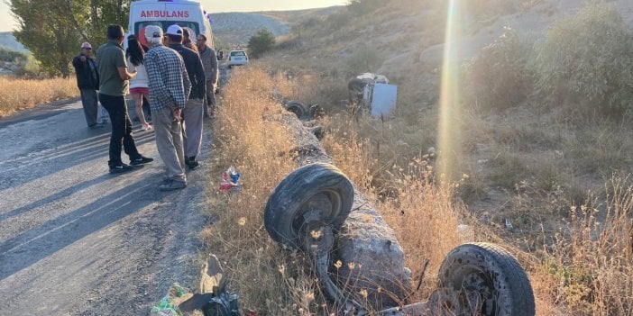 Yol kenarına uçan aracın tekerlekleri koptu: 2 yaralı