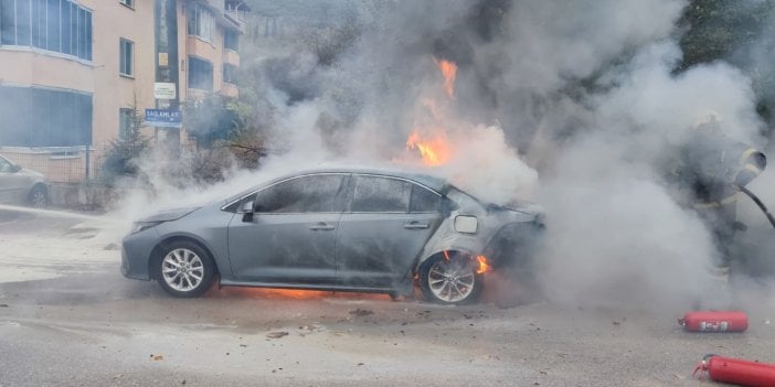 Park halindeki otomobil alev alev yandı