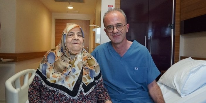 85 yaşındaki kadının rahminden 25 santimlik kitle çıkartıldı