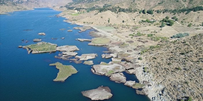 Çat Barajı'ndaki yüzen adalar karaya oturdu