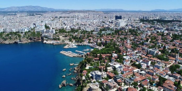 Ruslar Antalya’da emlakçı olunca, uygun fiyata ev kalmadı. Türkler kendi yurdunda garip oldu