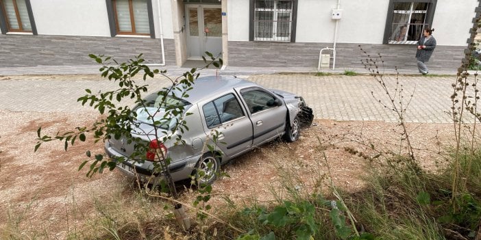 Yokuş aşağı freni boşalan araç istinat duvarından düştü