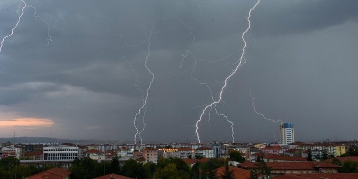 Meteoroloji'den gök gürültülü sağanak ve sel uyarısı. Bu bölgelerde yaşayanlar dikkat