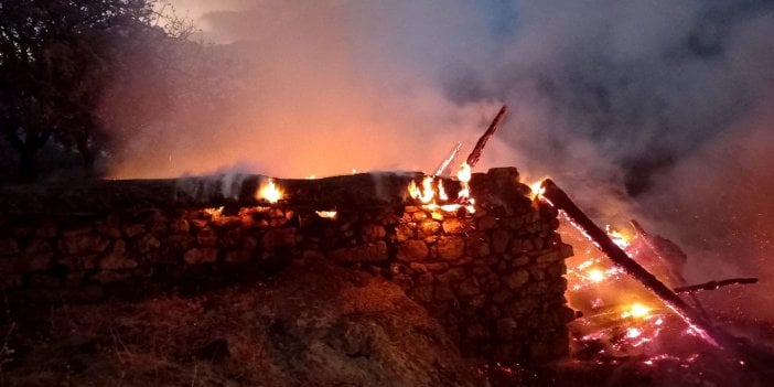 Hakkari’de 15 ton saman ve 250 bağ ot yandı