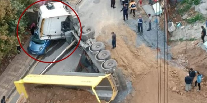 Verilmiş sadaka varmış. Üsküdar'da hafriyat kamyonu otomobilin üzerine devrildi