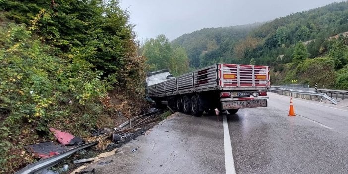 Kayganlaşan yolda tır yamaca çarptı: 1 yaralı