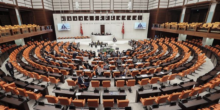 'Sansür Yasası'nın bir maddesi daha kabul edildi! Gazetecilerden siyah maskeli protesto