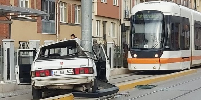 Otomobil, tramvay yolundaki direğe çarptı