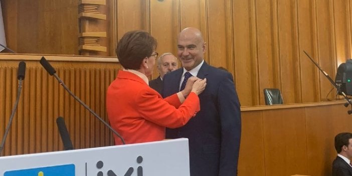 Turhan Çömez İYİ Parti'ye katıldı. Rozetini Meral Akşener taktı