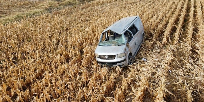 Kontrolünü kaybeden minibüs tarım arazisine girdi