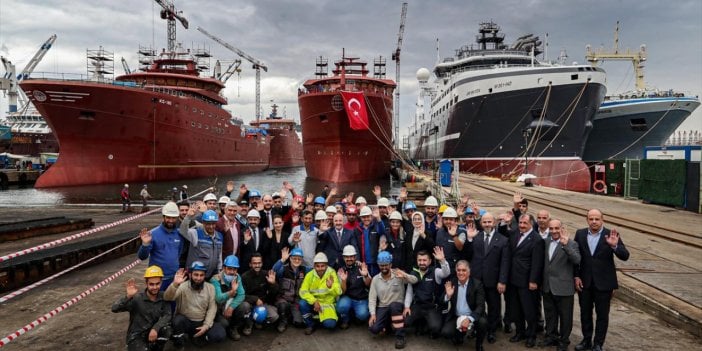 Dünyanın en büyük yüzen balıkçı gemisi gün sayıyor. Gemi 108 metre boyunda 19 metre genişliğinde