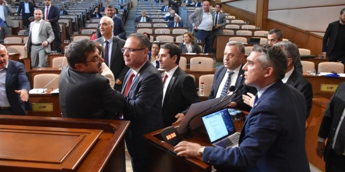 İBB Meclisi'nde sansür yasasını eleştiren İYİ Partili üyeye AKP'lilerden saldırı