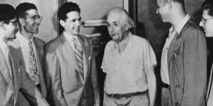 Albert Einstein’ın verdiği tarihi ders. Herkes dalga geçti gülmeye başladı ama o herkesin susmasını bekledi