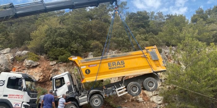 Muğla'da hafriyat kamyonu devrildi