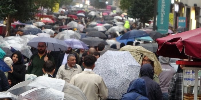 Taksim’de yağmur ve rüzgar vatandaşlara zor anlar yaşattı