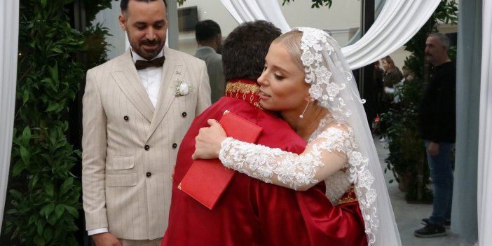 Üç binden fazla nikah kıydı, kendi kızının nikahında duygulandı