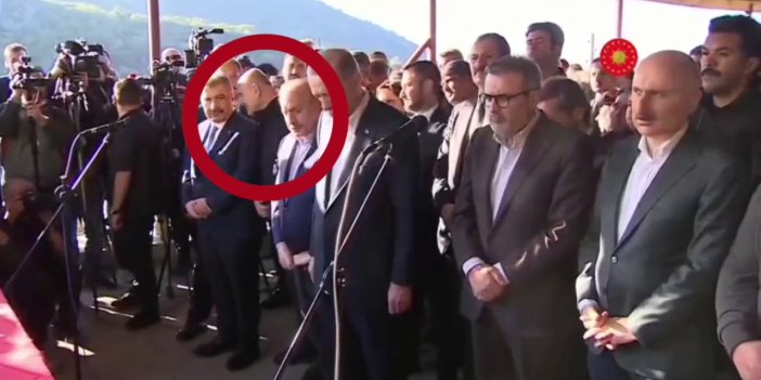 Madencinin cenazesinde Fahrettin Koca ve Süleyman Soylu gülüşürken kameraya yakalandılar. Sosyal medyada elden ele dolaşıyor