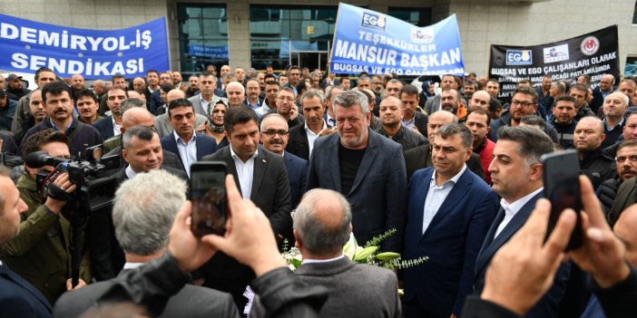 Mansur Yavaş bütün promosyonu işçilere verdi. Teşekkür için belediye önünde toplandılar. Ankara Büyükşehir Belediyesi tarihinde bir ilk