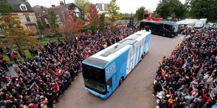 Holiganlar derbi maçın dönüşünde dünyaca ünlü takımın otobüsünü taşladı