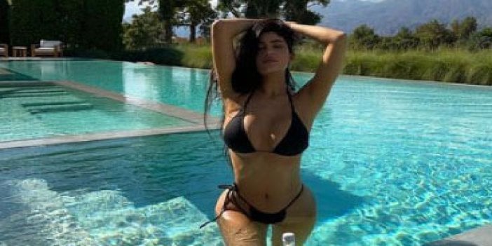 Siyah bikinisiyle havuza girdi. Kylie Jenner'dan kilolarımla barışığım paylaşımı