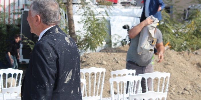 AKP'nin temel atma töreni karıştı. Islak harç üzerlerine bulaştı