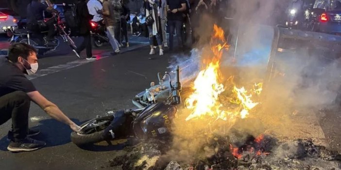 İran'da protesto gösterileri devam ediyor