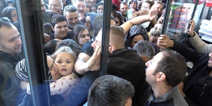 Ucuz ürün alabilmek için birbirlerini ezdiler. İndirimi duyanlar mağazaya koşunca izdiham yaşandı