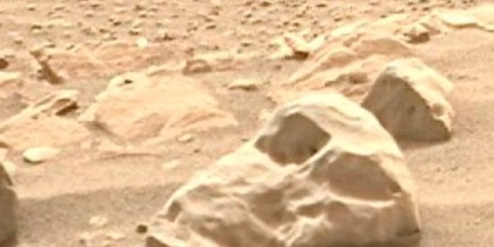 Mars'taki görüntüler UFO avcılarını heyecanlandırdı. Mars’ta insan kafatasına ve Mısır piramitlerine benzeyen taşlar bulundu