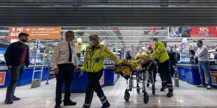 İtalya'daki saldırı sonrası Carrefour bıçakları market reyonlarından kaldırıyor