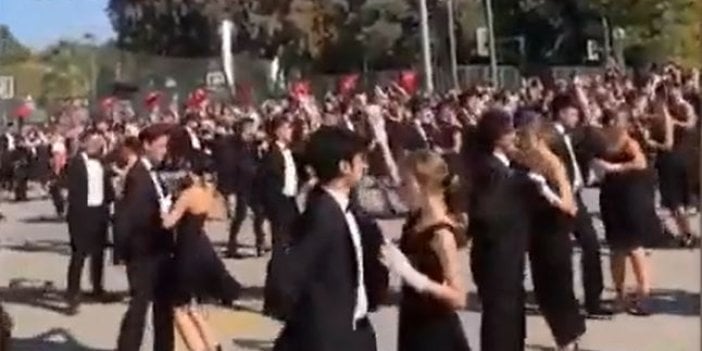 İzmir'de liseli öğrencilerden Cumhuriyet balosu. Helal olsun size Cumhuriyet'in çocukları