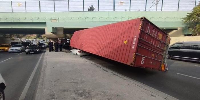 Bakırköy'de mucize kurtuluş. TIR dorsesi otomobil üzerine böyle devrildi