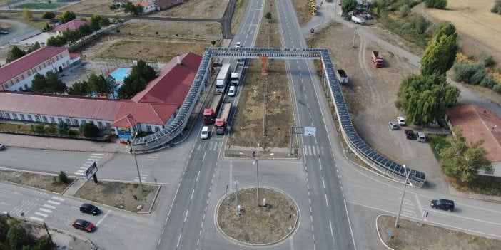 Sivas'ta üst geçit yapıldı 20 metrelik yol 200 metreye çıktı. Ha dünya turuna çıkmışsınız ha bu üst geçitten geçmişsiniz