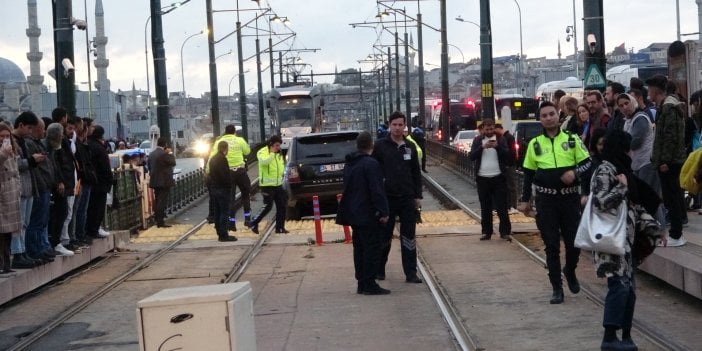 Takım elbiseli trafik canavarı tramvay seferlerini durdurdu. Lüks cipiyle yola daldı