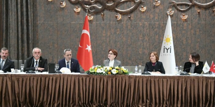 Akşener, partisinin başkanlık divanı ve kurucular kurulu üyeleriyle bir araya geldi