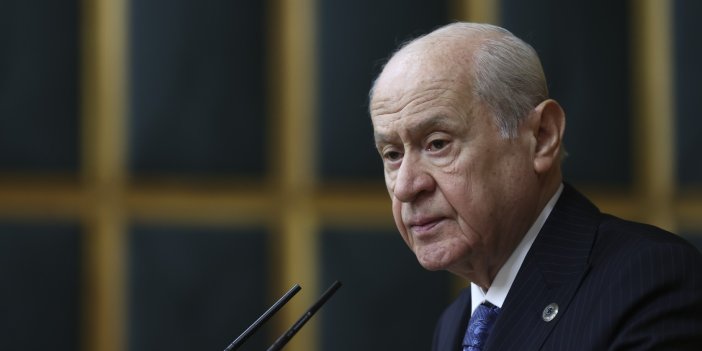 Devlet Bahçeli cumhuriyet ve Atatürk karşıtlığı ile bilinen Serdengeçti'nin şiirini okudu. Bahçeli AKP'li Mahir Ünal'a tepki göstermişti