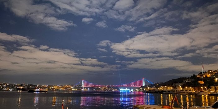 İstanbul’da köprüler Azerbaycan bayrağının renkleriyle ışıklandırıldı