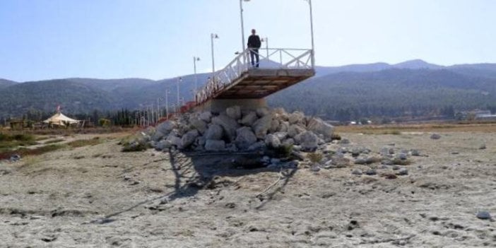 İşte felaketin fotoğrafı. İskele havada kaldı. Türkiye'nin 7'nci büyük gölünde tedirgin eden görüntü