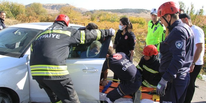 İki otomobil kavşakta çarpıştı: 1'i ağır 4 yaralı