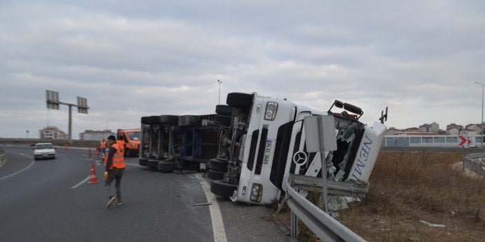 Tır, bariyerlere çarparak devrildi