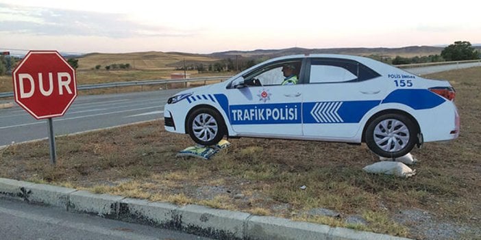 Maket polis aracını gerçek sanıp kaçtılar! Binlerce uyuşturucu hapla yakalandılar