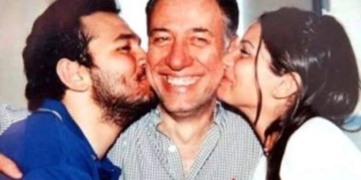 Kemal Sunal'ın doğum gününde kızı Ezo'nun paylaşımı duygulandırdı. Babamı öperken çekilen son fotoğrafımız