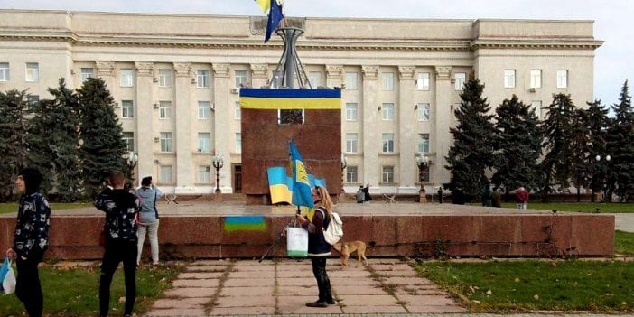 Ukrayna ordusu Herson’u geri aldı. Halk sokaklara döküldü