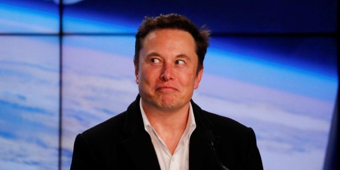 Elon Musk Twitter müdürüne zarf attı. Zarfı alan müdür çöp kovasına kustu