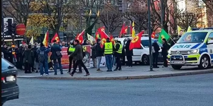 İsveç'te terör örgütü PKK yandaşları yine sokaklarda. İsveç verdiği sözü ne çabuk unuttu. Bebek katili Öcalan'ın posteri açıldı