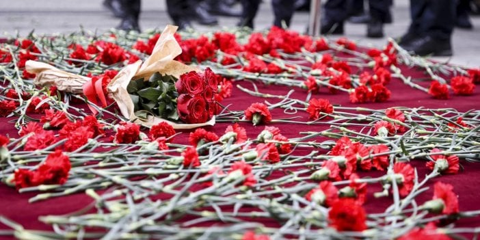 İstiklal Caddesi'nde patlamanın yaşandığı yere kırmızı karanfiller bırakılıyor