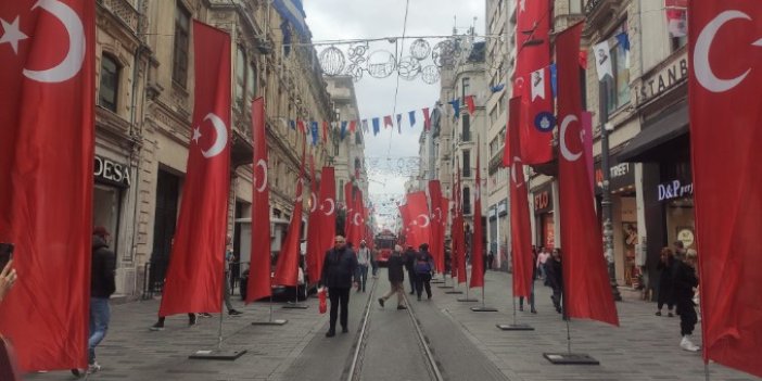 Bombalı saldırının ardından İstiklal Caddesi Türk bayraklarıyla donatıldı