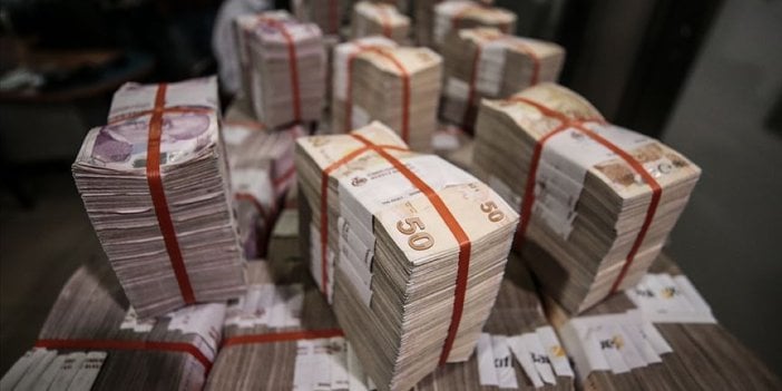 Bütçe bir ayda 83 milyar lira açık verdi. Kara delik büyüdükçe büyüyor