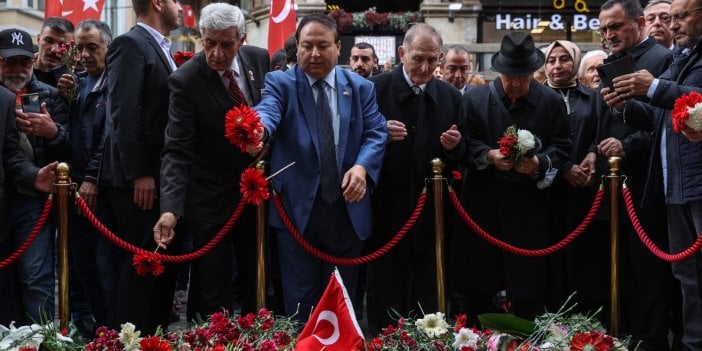 İstiklal Caddesi'ne bırakılan çiçekler dağ oldu